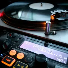 Pionierzy muzyki elektronicznej: Kto ukształtował brzmienie współczesności?
