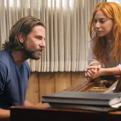 Lady Gaga w filmach, u boku Bradley'a Coopera, przy pianinie. Scena z filmu "Narodziny gwiazdy".