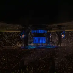 Ogromny tłum na stadionie, tysiące świateł w dłoniach, wielkie ekrany z artystą. To zapowiedź emocji z **Dawid Podsiadło koncerty 2026**!