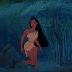 Pocahontas, jedna z księżniczek Disneya, klęczy w mrocznym lesie obok skały.