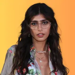 Mia Khalifa w okularach i kwiecistej koszuli, z naszyjnikami, wygląda jakby szykowała się do nagrania nowego mia khalifa song.