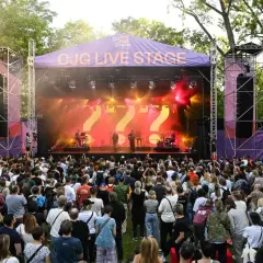 Koncert na festiwalu Co Jest Grane. Tłum ludzi przed sceną z napisem "CJG LIVE STAGE".