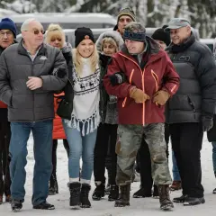 Grupa seniorów i młodszych osób spaceruje w zimowej scenerii. Czy to zapowiedź, kiedy jest powtórka Sanatorium Miłości?