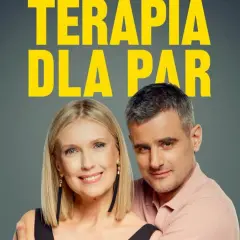 Para uśmiecha się do kamery na tle napisu "TERAPIA DLA PAR".