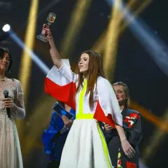 Roksana Węgiel z pucharem Eurowizji Junior, w białej sukni z elementami flagi Polski.