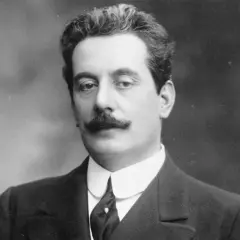 Portret Giacomo Pucciniego w garniturze i z wąsami.