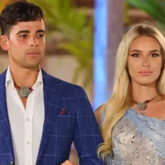 Hotel Paradise 5: uczestnicy w eleganckich strojach, mężczyzna w niebieskiej marynarce, kobieta w błękitnej sukni.