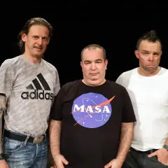Trzech mężczyzn na czarnym tle. Jeden w koszulce Adidas, drugi w koszulce z logo NASA, trzeci w białej koszulce.