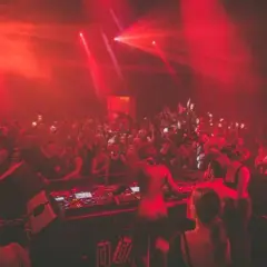 Polska scena techno: Gdzie szukać najlepszych klubów i festiwali?