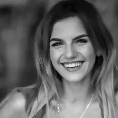Uśmiechnięta Sonia, jakby właśnie wróciła z rajskich wakacji w Hotelu Paradise.