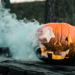 Dym wydobywa się z wyciętej dyni, która wygląda jakby czekała na Halloween.