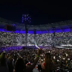 Tysiące fanów z zapalonymi telefonami tworzą gwieździste niebo na koncercie sanah we Wrocławiu.