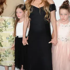 Lisa Marie Presley z córkami, Harper Vivienne i Finley Aaron, trzymają się za ręce.
