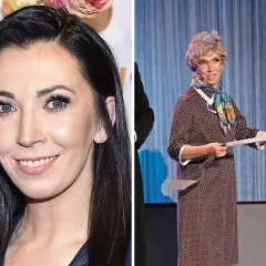 Dwie kobiety: jedna z czarnymi włosami i niebieskimi oczami, druga przebrana za starszą panią.