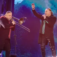 Bracia Golec na scenie: jeden gra na puzonie, drugi śpiewa do mikrofonu.