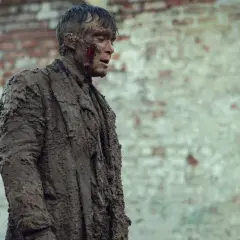 Tommy Shelby, ubrudzony błotem i krwią, wygląda na wyczerpanego. Czy to zapowiedź trudnych wydarzeń w Peaky Blinders sezon 7?