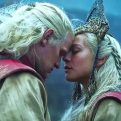 Ród smoka sezon 2: Daemon i Rhaenyra w intymnym uścisku, ich czoła się stykają, a w tle widać mglisty krajobraz.