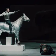 Na scenie rycerz na srebrnym koniu, a pod nim leży osoba z aparatem. To nowa lalka obsada, która tworzy niezwykłe widowisko.