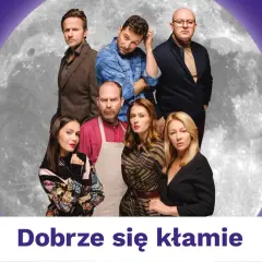 Siedem osób pozuje na tle księżyca.