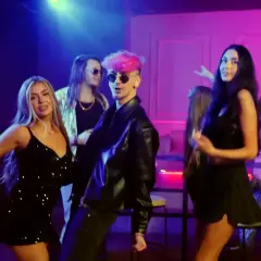 Młodzi ludzie tańczą w klubie przy dźwiękach najpopularniejszych piosenek disco polo.