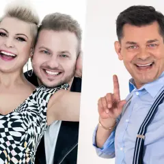 Trzy uśmiechnięte osoby, w tym kobieta i dwóch mężczyzn, obok uśmiechniętego mężczyzny w niebieskiej koszuli i szelkach.