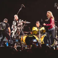 Zespół Metallica gra na scenie, a fani filmują koncert. To będzie niezapomniany koncert Metallica 2026!