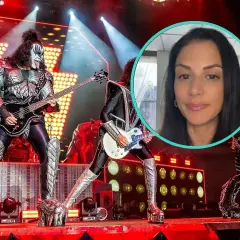 Zespół KISS w kostiumach na scenie, w tle kobieta w okręgu.