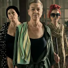 Trzy kobiety w różnym wieku, w tym jedna z laską, wyglądają na gotowe na nowe wyzwania. To zapowiedź polskich nowości na Netflixie.