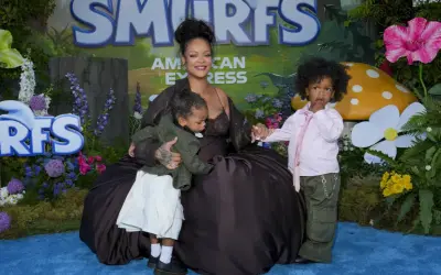 Rihanna z dwójką swoich dzieci na tle dekoracji z filmu "Smerfy".