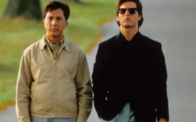 Dustin Hoffman i Tom Cruise idą razem. Hoffman, jako Rain Man, ma na sobie beżową kurtkę.