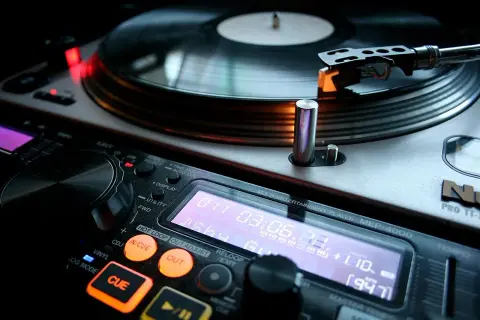 Pionierzy muzyki elektronicznej: Kto ukształtował brzmienie współczesności?