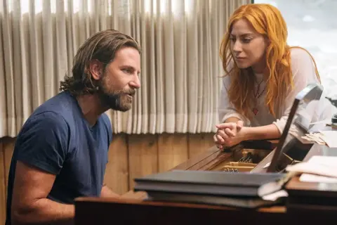 Lady Gaga w filmach, u boku Bradley'a Coopera, przy pianinie. Scena z filmu "Narodziny gwiazdy".