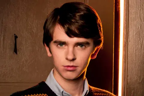 Freddie Highmore w serialu "The Good Doctor" i innych filmach. Jego role w serialach i programach telewizyjnych zapadają w pamięć.