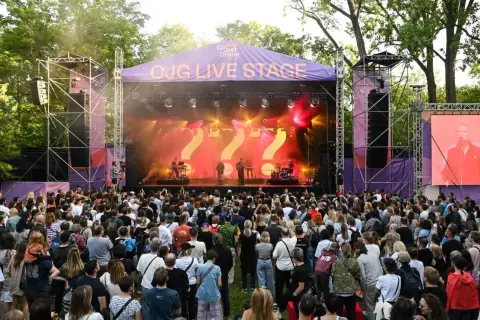 Koncert na festiwalu Co Jest Grane. Tłum ludzi przed sceną z napisem "CJG LIVE STAGE".