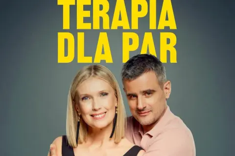 Para uśmiecha się do kamery na tle napisu "TERAPIA DLA PAR".