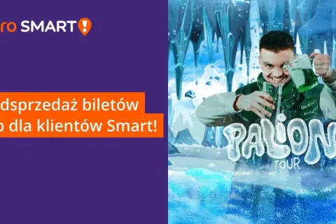 Mężczyzna nalewa zielony płyn do szklanki na tle lodowego krajobrazu i napisu "PALON TOUR".