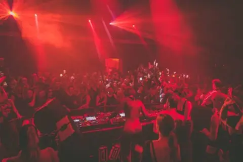 Polska scena techno: Gdzie szukać najlepszych klubów i festiwali?