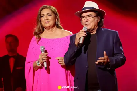 Al Bano i Romina Power na scenie, w tle mężczyzna w garniturze.