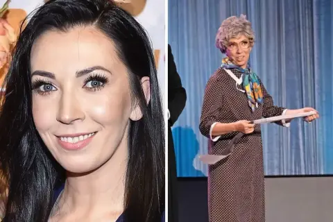 Dwie kobiety: jedna z czarnymi włosami i niebieskimi oczami, druga przebrana za starszą panią.