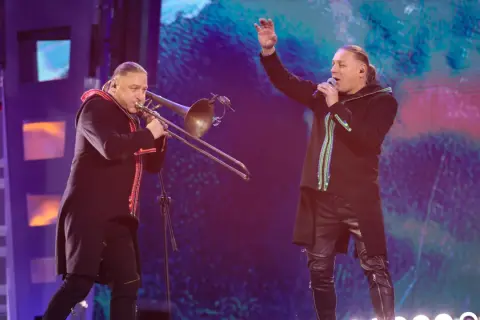 Bracia Golec na scenie: jeden gra na puzonie, drugi śpiewa do mikrofonu.