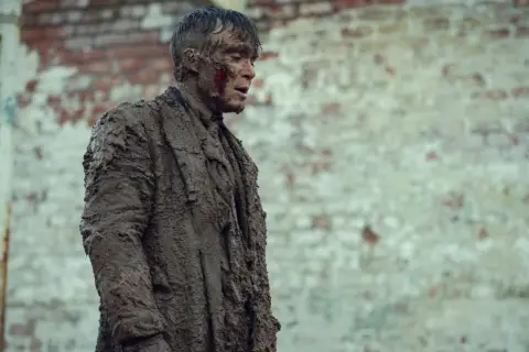 Tommy Shelby, ubrudzony błotem i krwią, wygląda na wyczerpanego. Czy to zapowiedź trudnych wydarzeń w Peaky Blinders sezon 7?