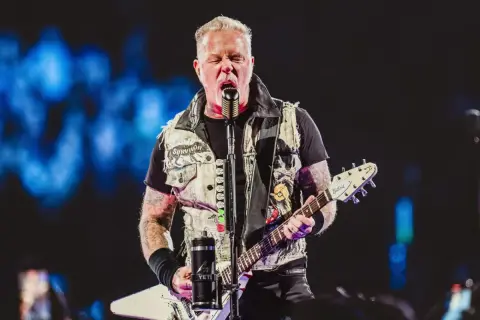 James Hetfield z Metalliki śpiewa i gra na gitarze na koncercie w Chorzowie.