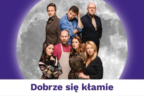 Siedem osób pozuje na tle księżyca.