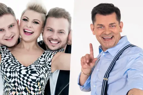 Trzy uśmiechnięte osoby, w tym kobieta i dwóch mężczyzn, obok uśmiechniętego mężczyzny w niebieskiej koszuli i szelkach.