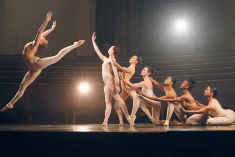 Tancerki na scenie prezentują różne rodzaje tańca, od dynamicznych skoków po eleganckie pozy.
