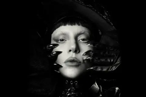 Lady Gaga w czerni, z pazurami i welonem. Wygląda jakby przygotowywała się do koncertu w Polsce.