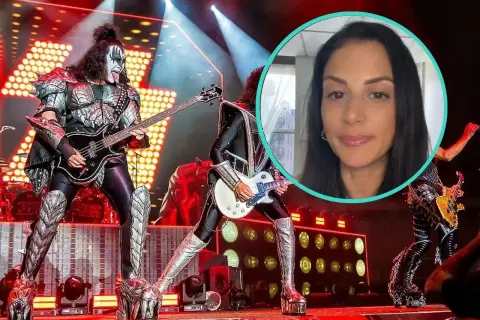 Zespół KISS w kostiumach na scenie, w tle kobieta w okręgu.
