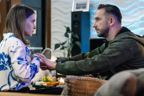 Para z "Pierwszej miłości" dzisiejszy odcinek. On delikatnie dotyka jej dłoni, patrząc jej głęboko w oczy.