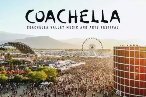 Widok z lotu ptaka na festiwal Coachella z tłumem, sceną, diabelskim młynem i kolorową instalacją artystyczną.