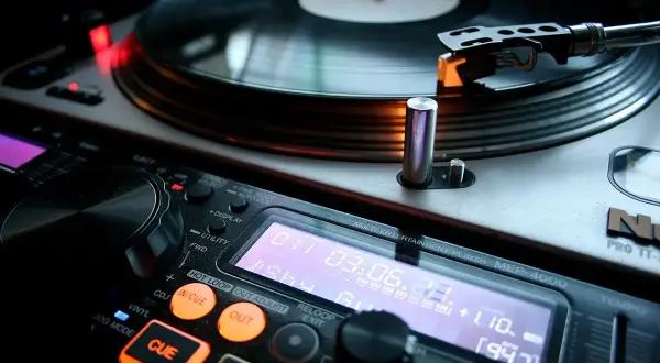 Pionierzy muzyki elektronicznej: Kto ukształtował brzmienie współczesności?